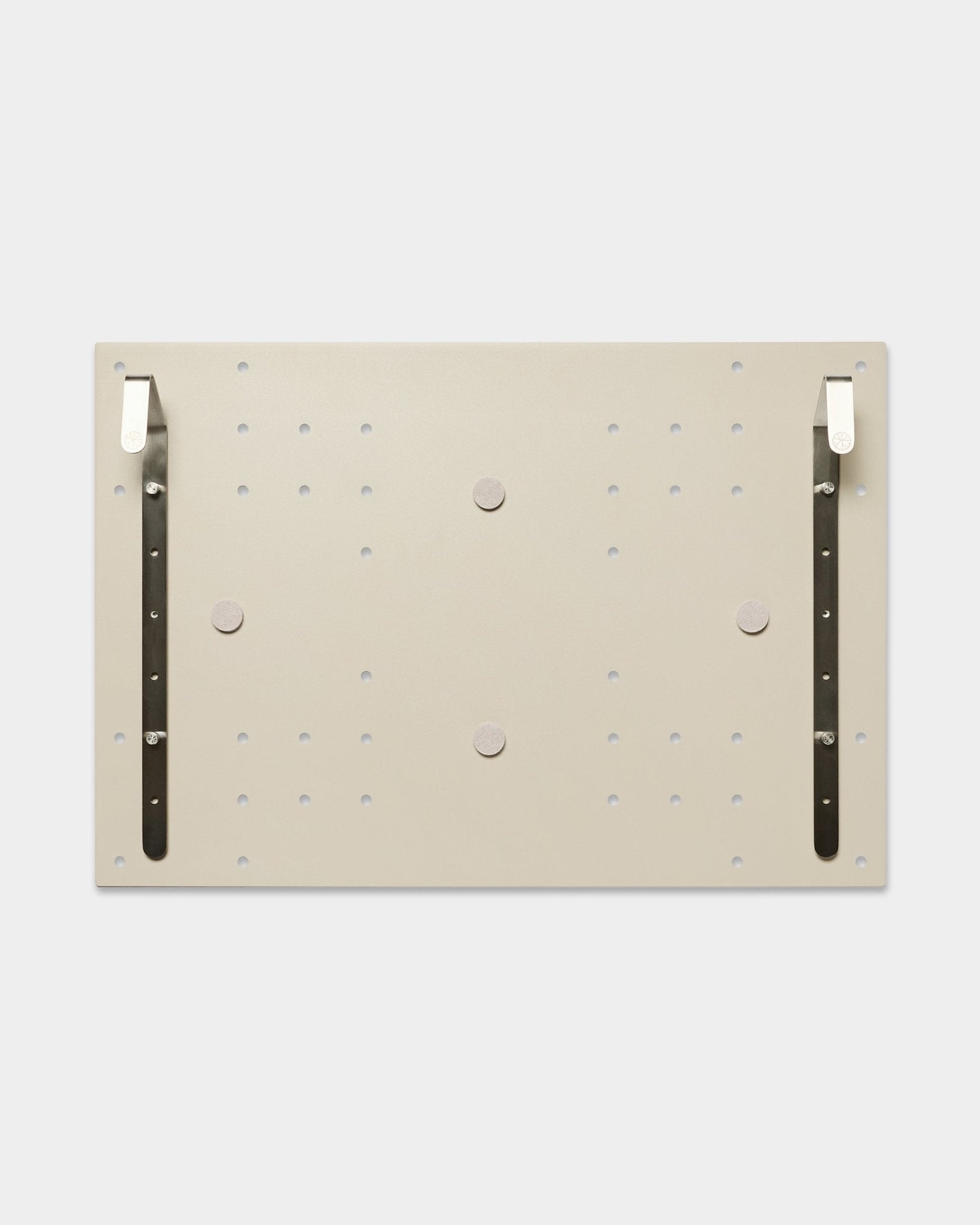Le support TV WoodUpp Nell/BM1 en beige (64x44 cm), compatible avec le séparateur de pièce EMBRACE BM1, est équipé de deux supports vertical pour fixer le téléviseur en hauteur, sans besoin de mur.